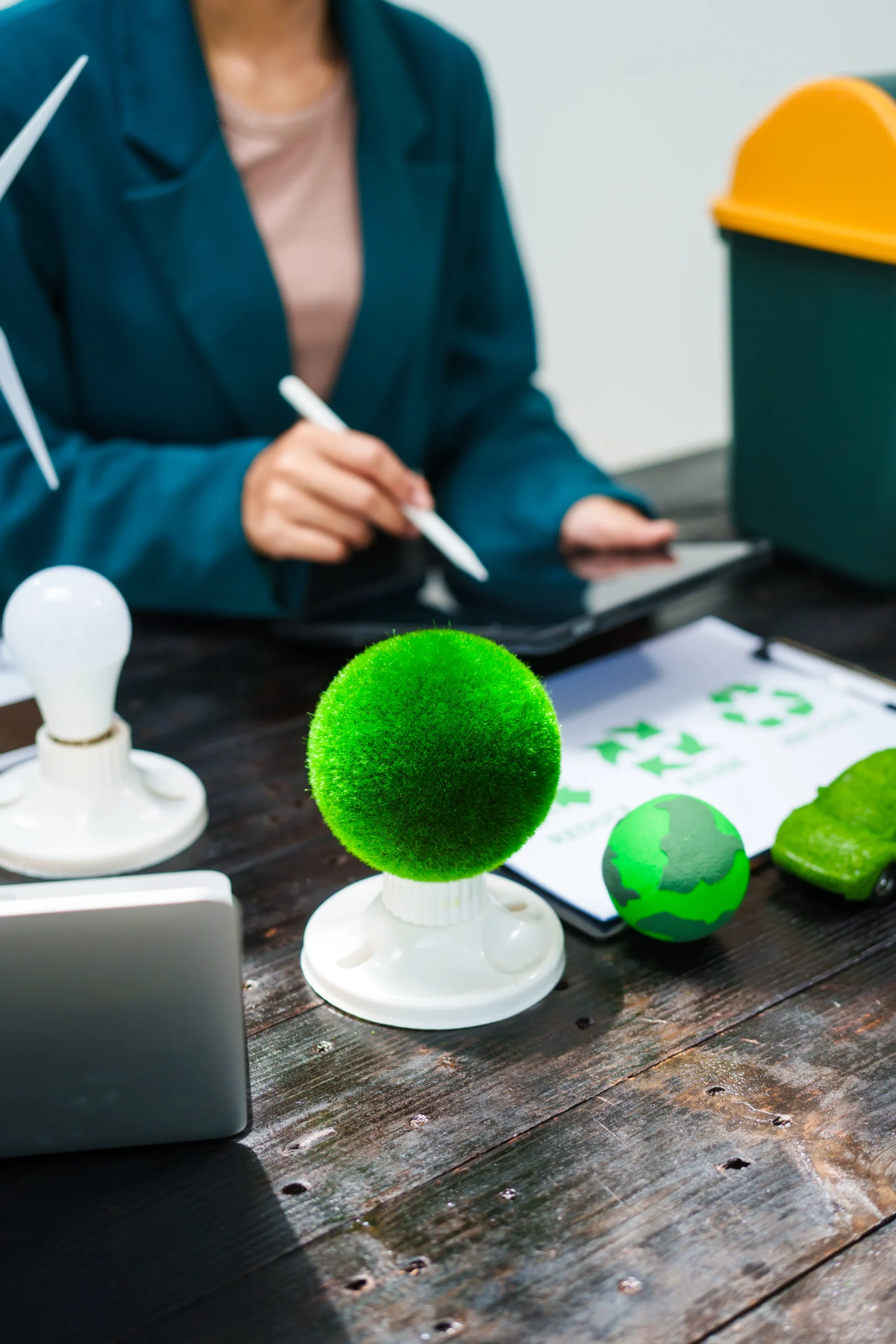 Consultores de negocios discutiendo medidas de reciclaje