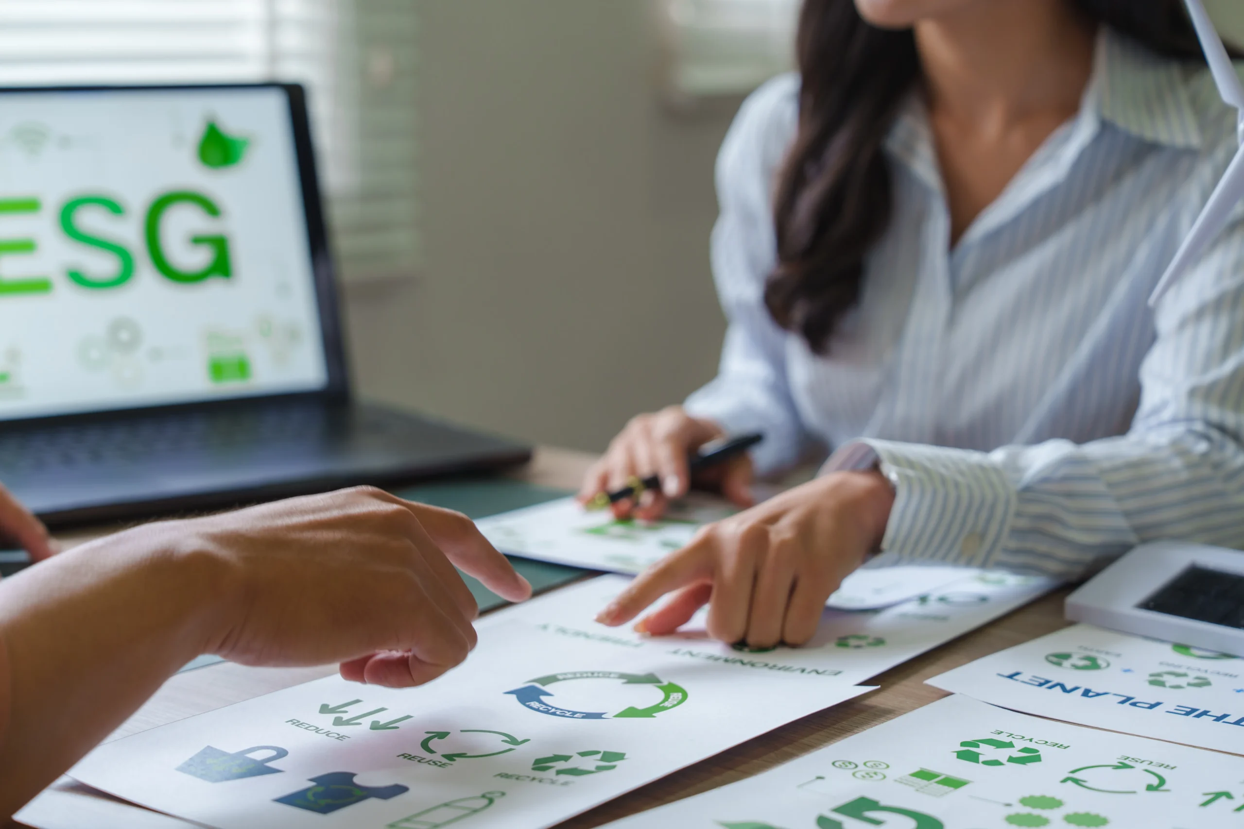 Consultores de negocios discutiendo medidas de reciclaje
