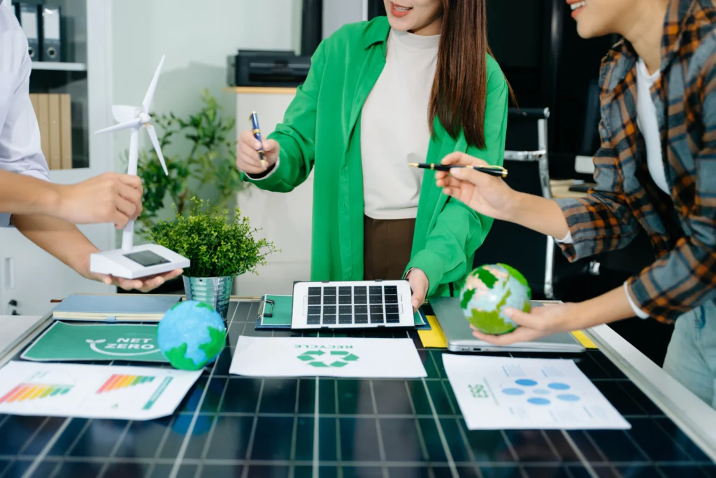 Consultores de negocios discutiendo medidas de reciclaje