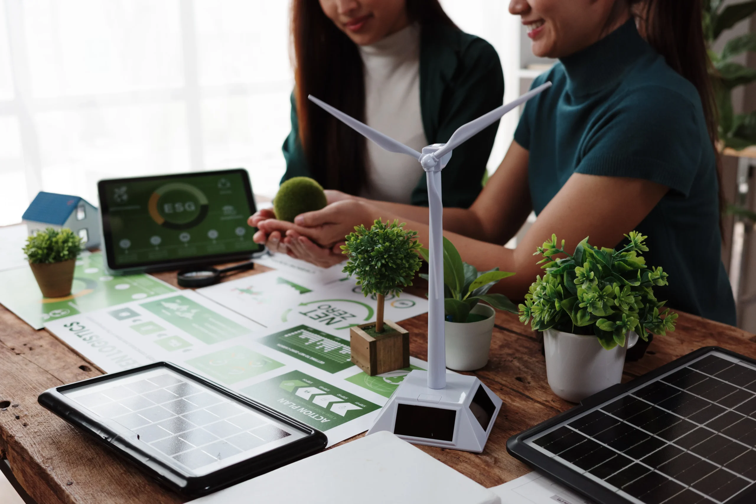 Maquetas de sistema eólico con plantas